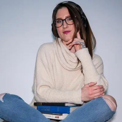 Why did Shannon crack her knuckles?