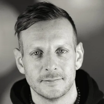 MIKE RITAR OM SPELPLANEN