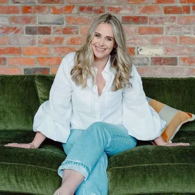 208. Fear,  honesty and how to protect your sobriety with Kate DeAraugo