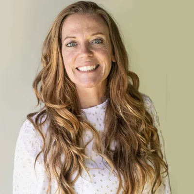 252. From hiding alcohol to living in the light with Michelle from NZ