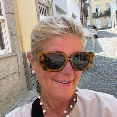 Podcast 637 — Living in Grace: Accepting Your Story, Letting Go of Shame, and Finding Light Again with Bizzy