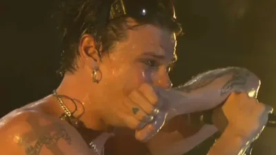 Yungblud pauses festival show to focus on mental health and past alcohol struggles
