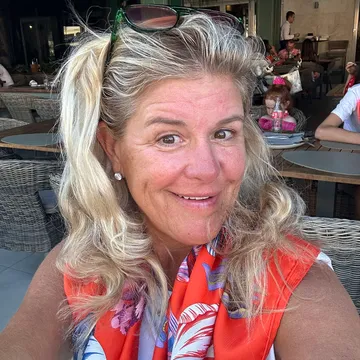 Busy Living Sober with Host Elizabeth Chance