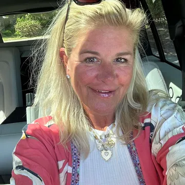 Busy Living Sober with Host Elizabeth Chance