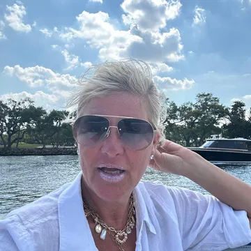 Busy Living Sober with Host Elizabeth Chance