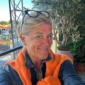 Busy Living Sober with Host Elizabeth Chance
