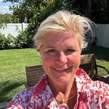 Busy Living Sober with Host Elizabeth Chance