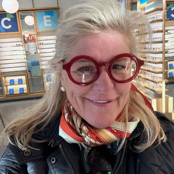 Busy Living Sober with Host Elizabeth Chance