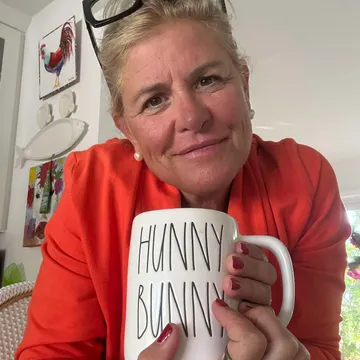 Busy Living Sober with Host Elizabeth Chance