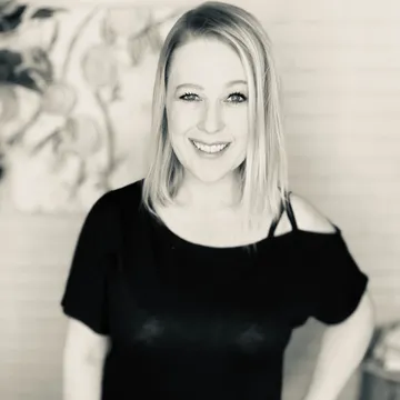 The Shiftshow with Adriana Bucci